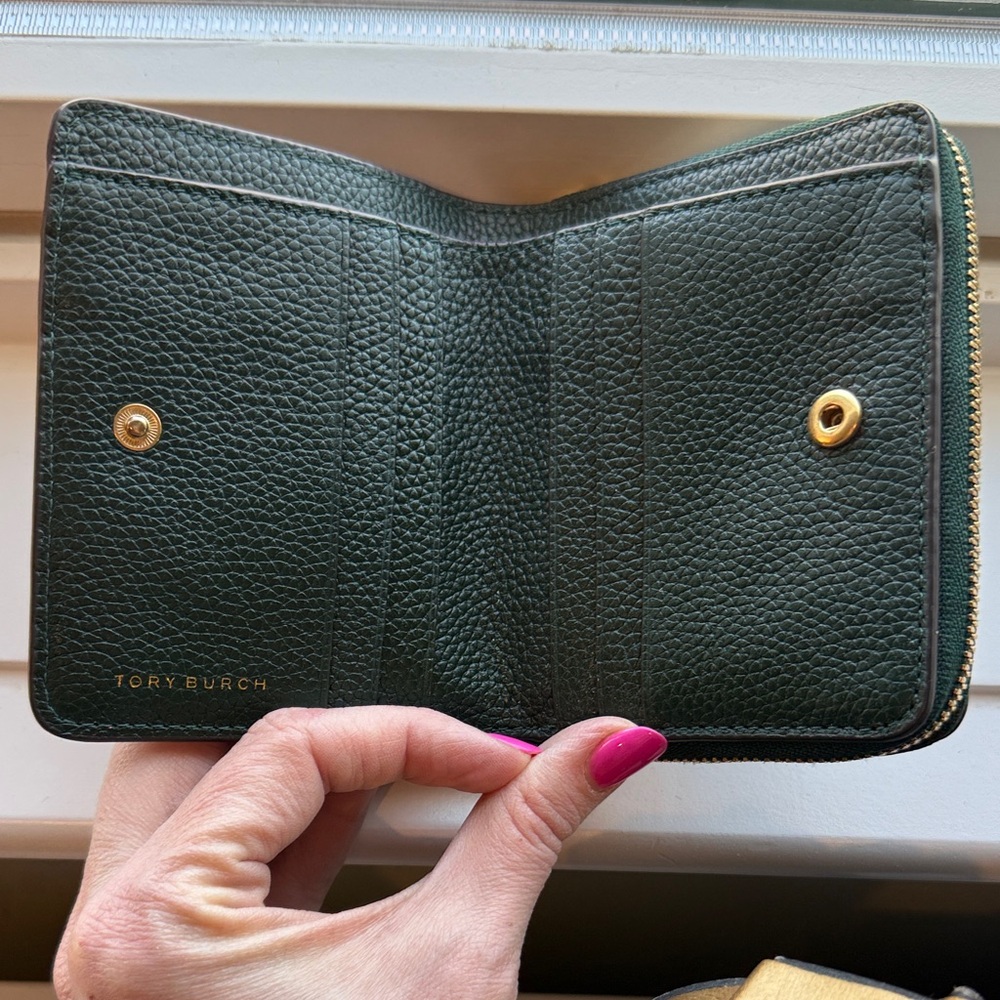 Tory Burch Embossed Pebbled Leather Compact Wallet in Forest Green - Picture 2 of 4